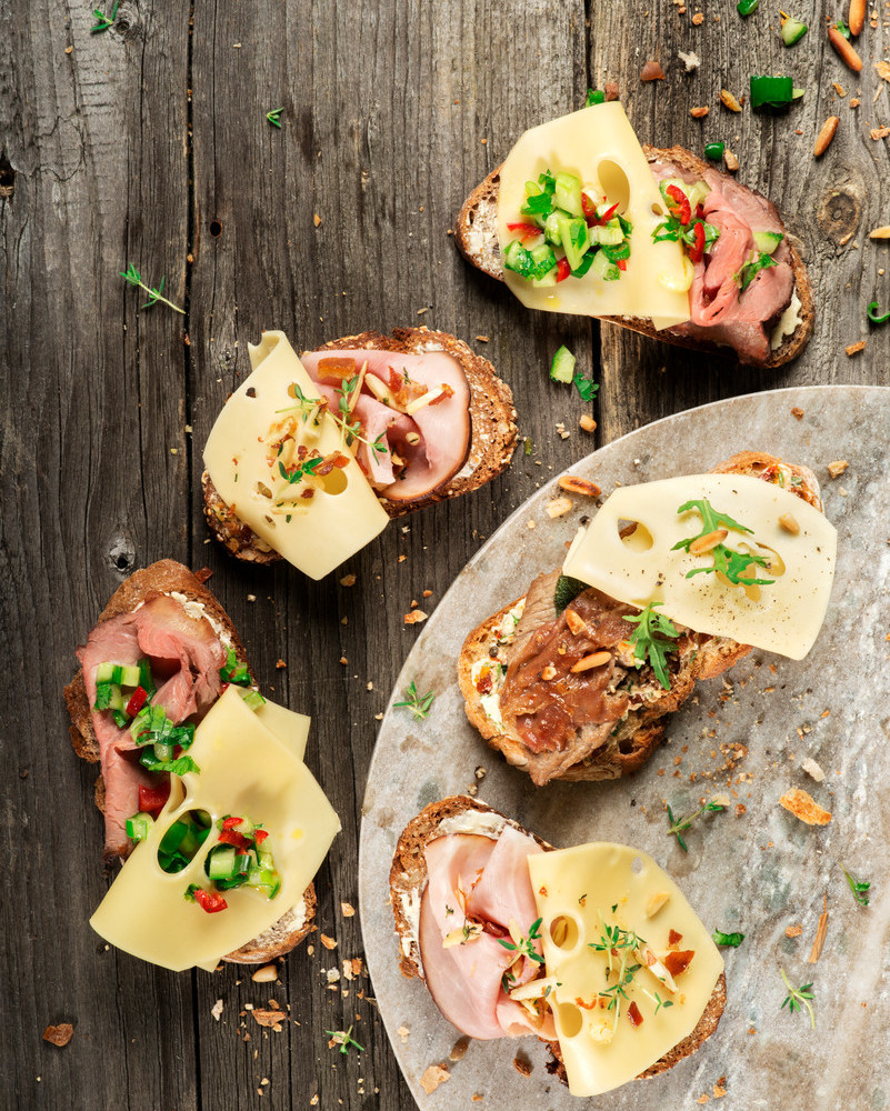 Rezept Käsebrot mit Saltimbocca und Rucola-Tomaten-Butter