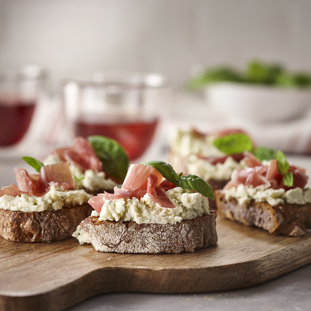 Prosciutto, Basilikum und Boursin Crostinis