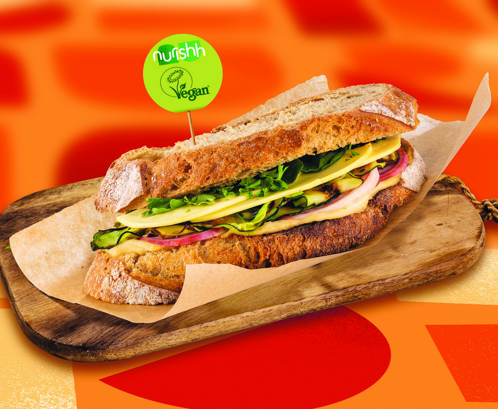 Gegrilltes Zucchini-Sandwich mit roter Beete und Hummus