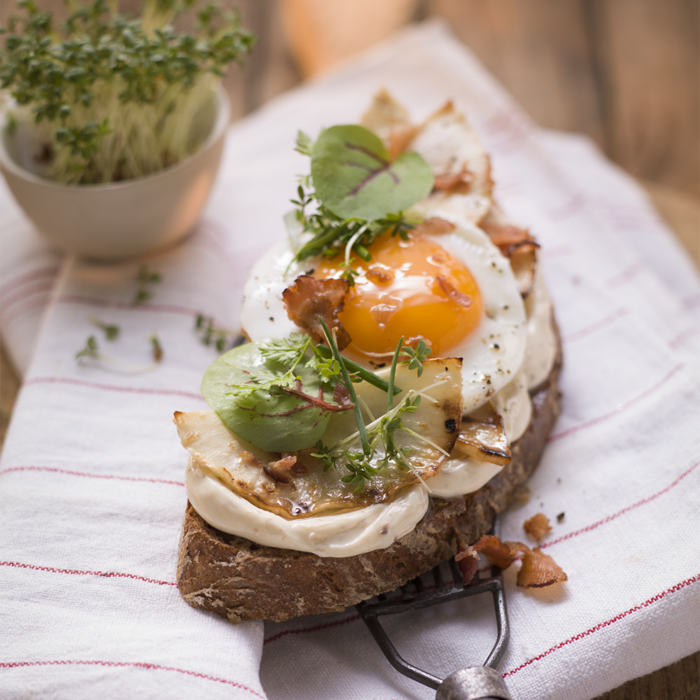 Rezept Mischbrot, geschmorter Sellerie, Spiegelei, Kräutersalat und Speck