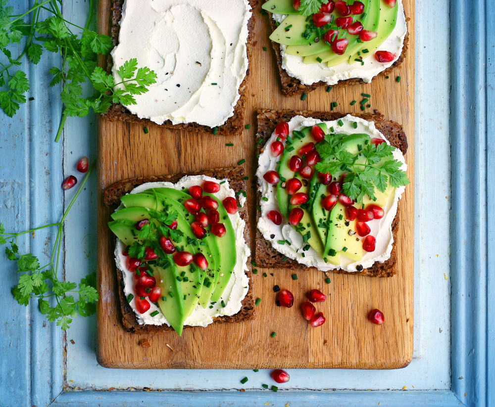 Brötchen mit Avocado & Granatapfel