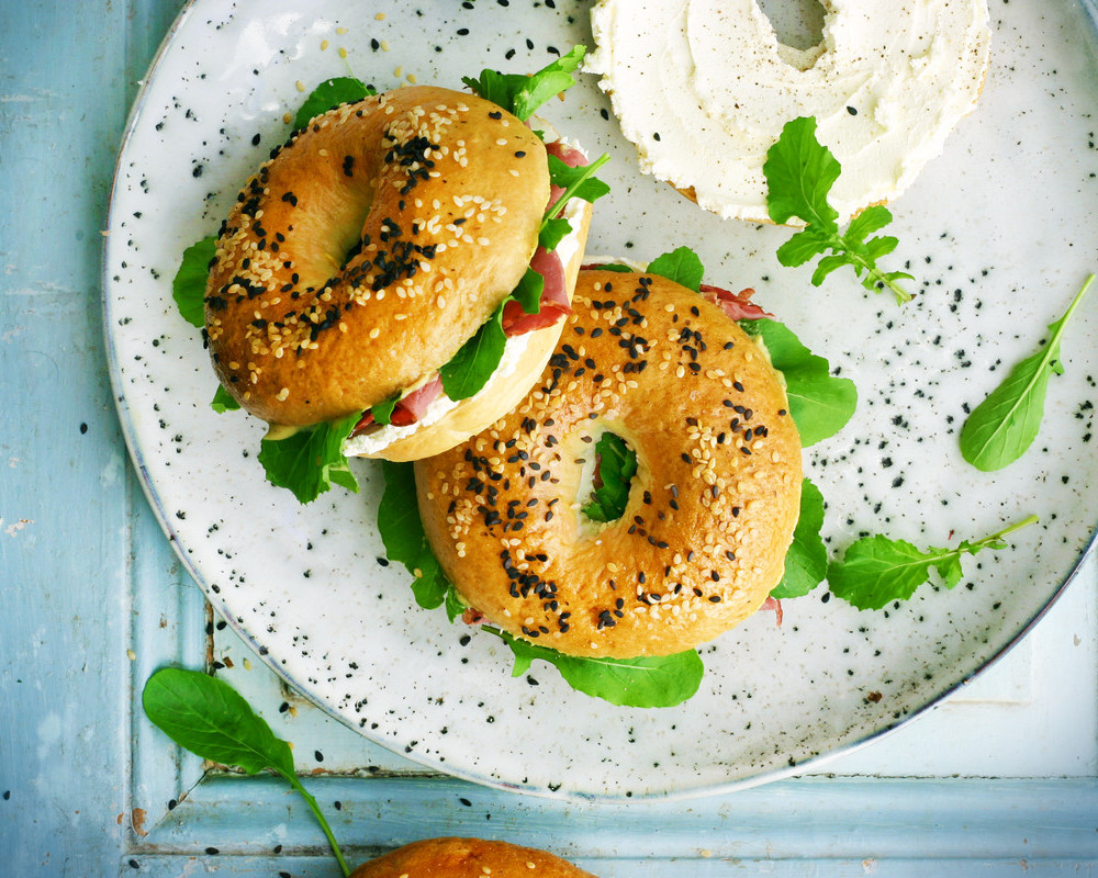 Bagel mit Pastrami & Rucola