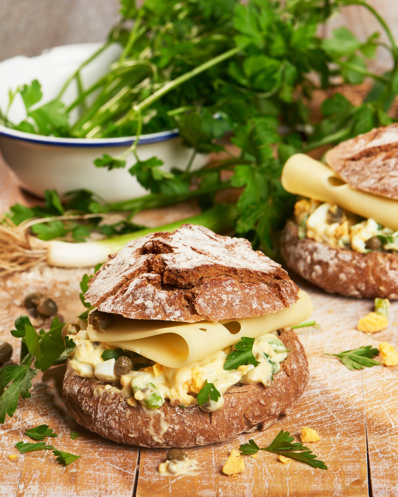 Rezept Käsebrötchen mit Kapern-Ei-Mayonnaise und Frühlingszwiebeln