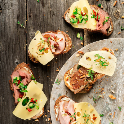 Käsebrot mit Saltimbocca und Rucola-Tomaten-Butter