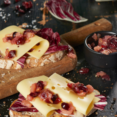 Käsebrot mit Radicchio und Birnen-Cranberry-Chutney