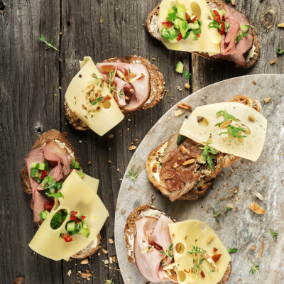 Käsebrot mit Roastbeef und Gurkenrelish