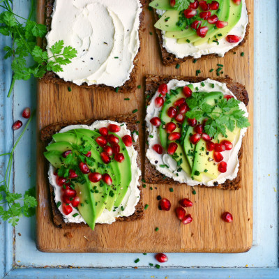 Brötchen mit Avocado & Granatapfel