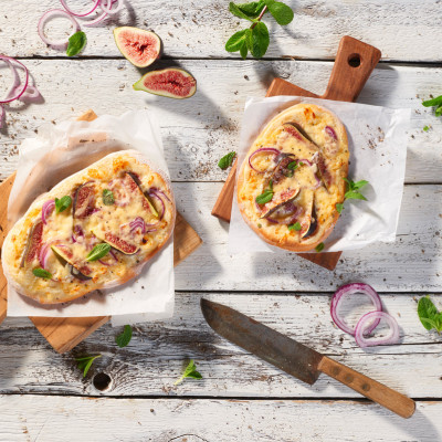 Flammkuchen mit frischen Feigen