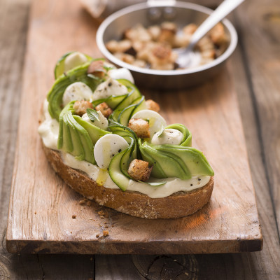 Kartoffelbrot mit Avocado, Zucchini, Thymiancroutons und Mozzarella