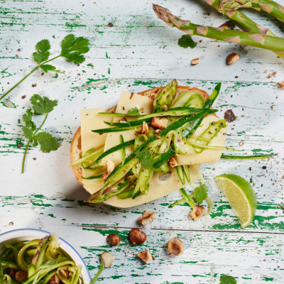 Käsebrot mit Spargel-Zucchini-Salat und Haselnüssen