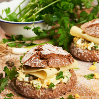 Käsebrötchen mit Kapern-Ei-Mayonnaise und Frühlingszwiebeln
