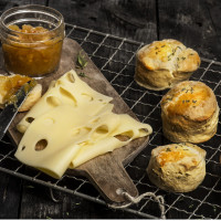Thymian-Scones mit Mandarinenmarmelade und Käse