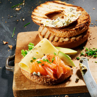 Herzhafter Lachs-Bagel