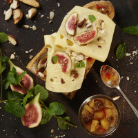 Käsebaguette mit Apfel-Feigen-Chutney, frischen Feigen und Paranüssen