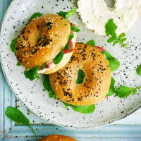 Bagel mit Pastrami & Rucola