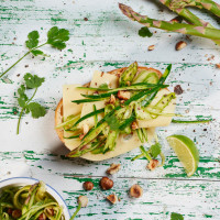 Käsebrot mit Spargel-Zucchini-Salat und Haselnüssen