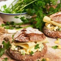 Käsebrötchen mit Kapern-Ei-Mayonnaise und Frühlingszwiebeln