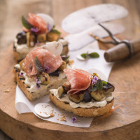 Italienisches Bauernbrot, Aubergine, Fenchelsalami, Champignons und Basilikum