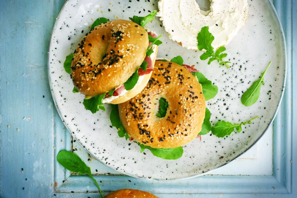 Bagel mit Pastrami & Rucola