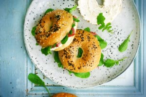 Bagel mit Pastrami & Rucola