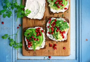Brötchen mit Avocado & Granatapfel