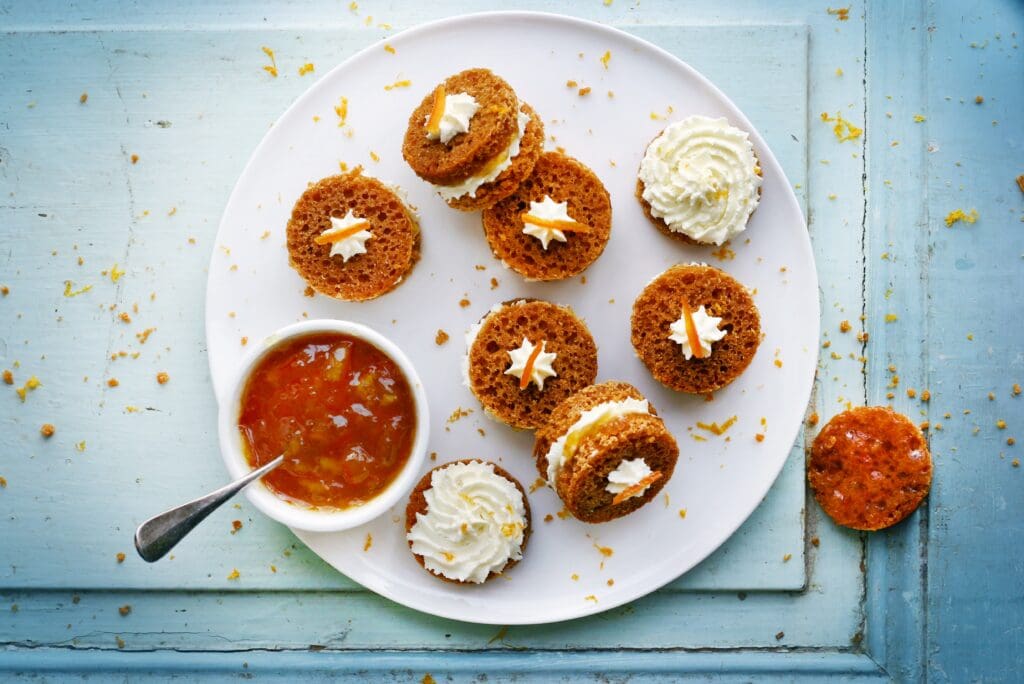 Mini Lebkuchen-Sandwich und Orangenkonfitüre