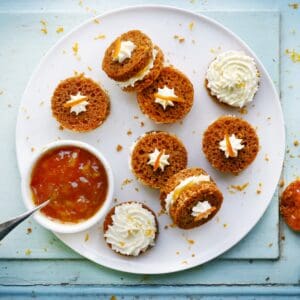 Mini Lebkuchen-Sandwich und Orangenkonfitüre